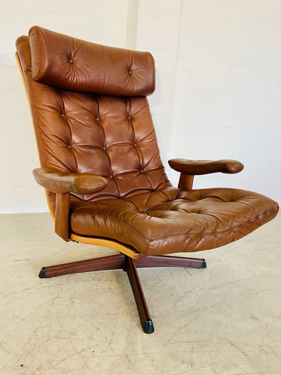 Image 1 of Chaise pivotante en cuir Gøte Møbler vintage suédois Mid Century