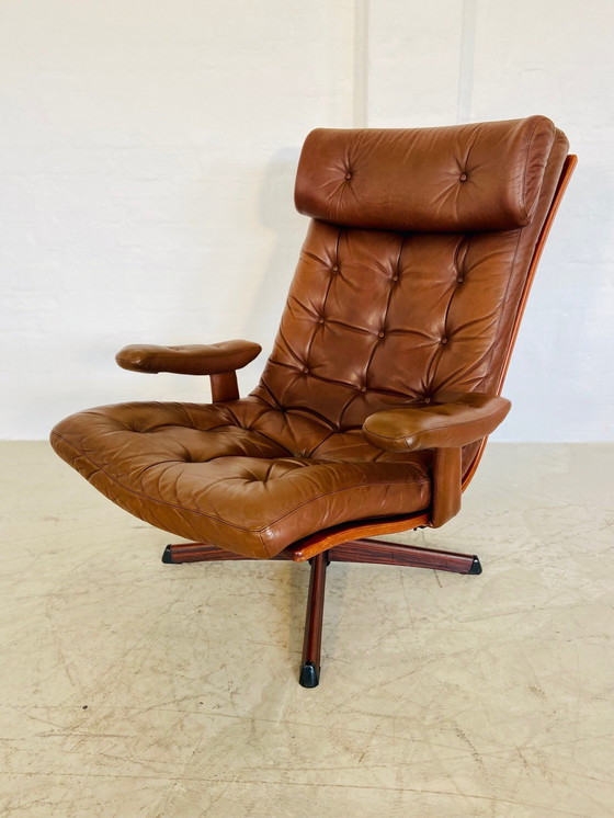 Image 1 of Chaise pivotante en cuir Gøte Møbler vintage suédois Mid Century