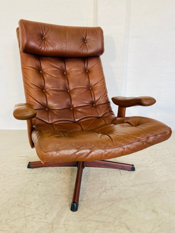 Image 1 of Chaise pivotante en cuir Gøte Møbler vintage suédois Mid Century