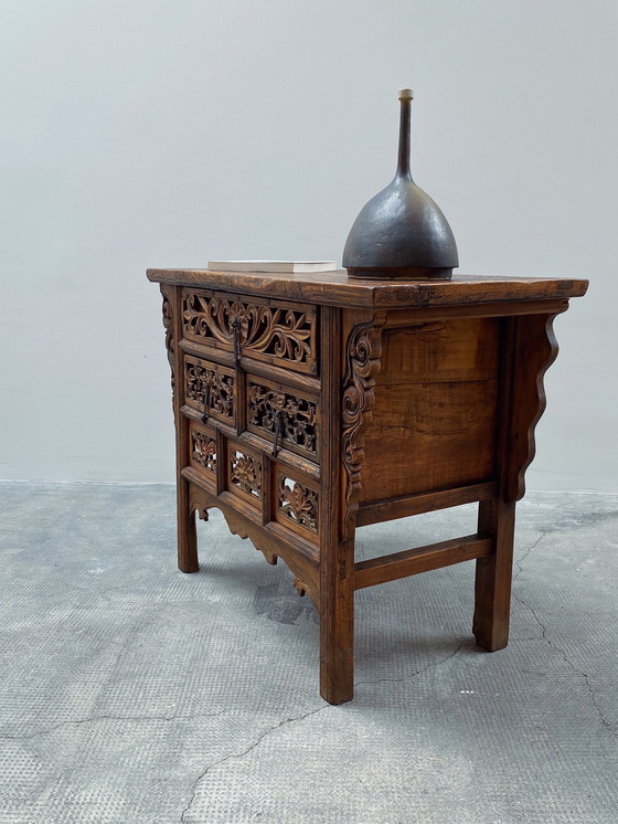 Image 1 of Commode ancienne de Chine en bois massif d'orme avec tiroirs, Vers 1900 Dynastie Qing