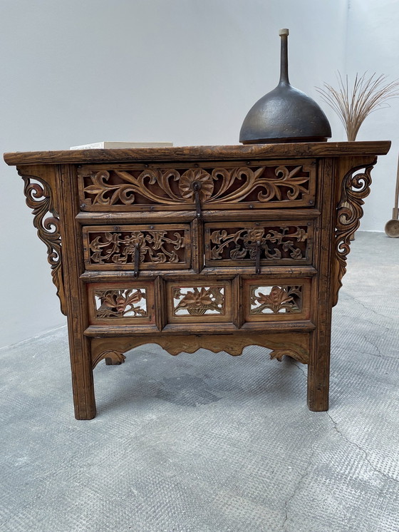 Image 1 of Commode ancienne de Chine en bois massif d'orme avec tiroirs, Vers 1900 Dynastie Qing