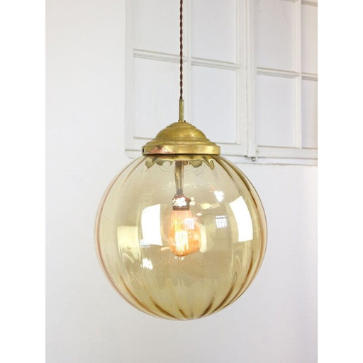 Lampe pendante globe en verre et laiton jaune du Mid Century