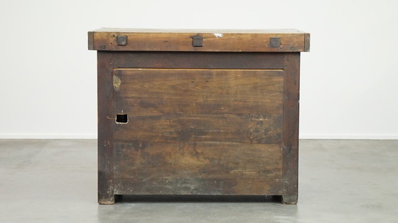 Image 1 of Commode avec 2 tiroirs, 2 portes et une serrure fonctionnelle