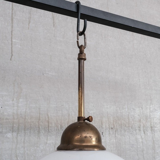 Image 1 of Lampe suspendue vintage en verre opalin et laiton, France 1950s