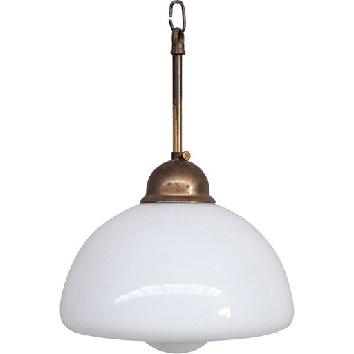 Lampe suspendue vintage en verre opalin et laiton, France 1950s