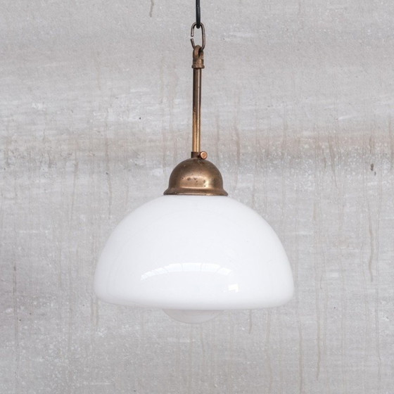 Image 1 of Lampe suspendue vintage en verre opalin et laiton, France 1950s