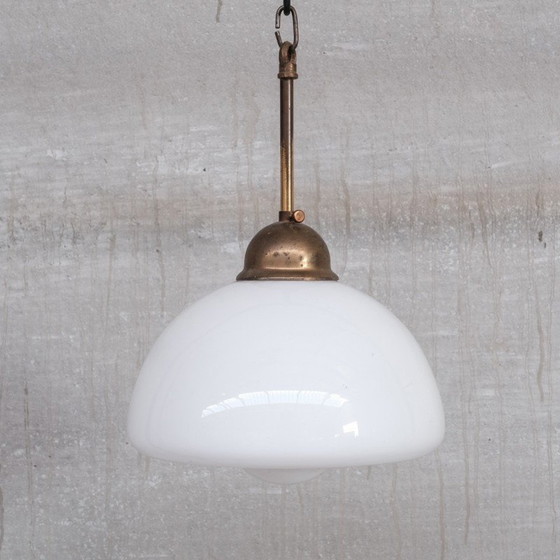 Image 1 of Lampe suspendue vintage en verre opalin et laiton, France 1950s