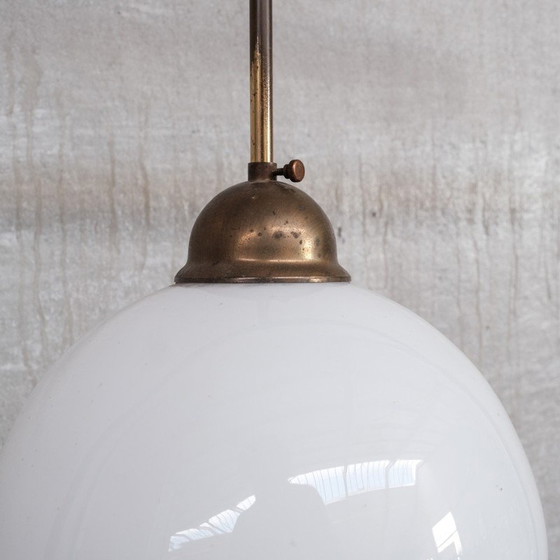 Image 1 of Lampe suspendue vintage en verre opalin et laiton, France 1950s