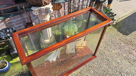 Image 1 of Vitrine classique en acajou, avec voilier (Ship Can Get Out) Dimensions 105 x 40cm et 82cm de haut