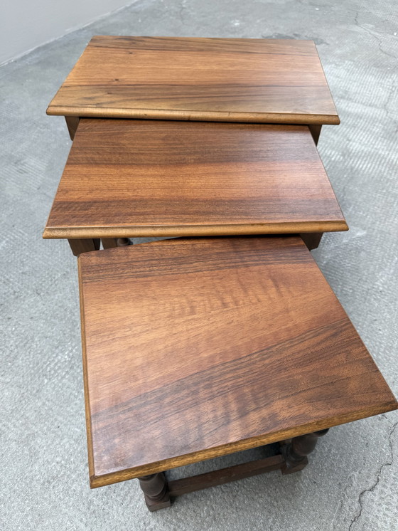 Image 1 of Lot de 3 tables d'appoint Table de salon en bois de noyer, Allemagne 1950