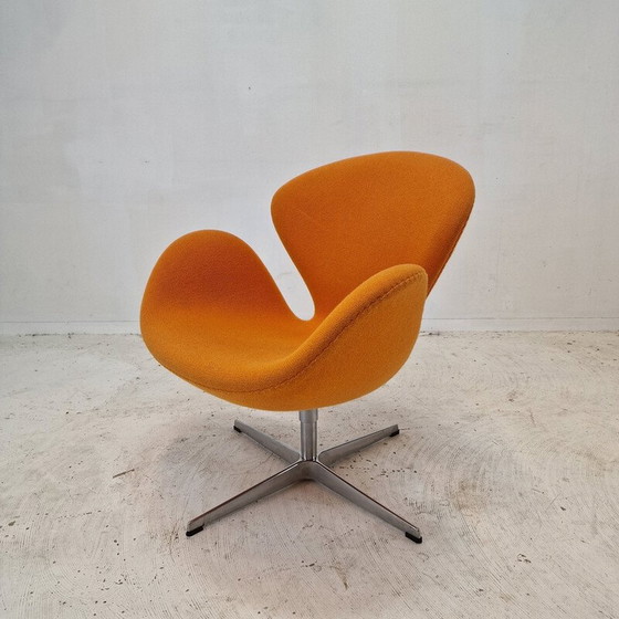 Image 1 of Paire de chaises Swan vintage en tissu de laine orange par Arne Jacobsen pour Fritz Hansen, Danemark 1950