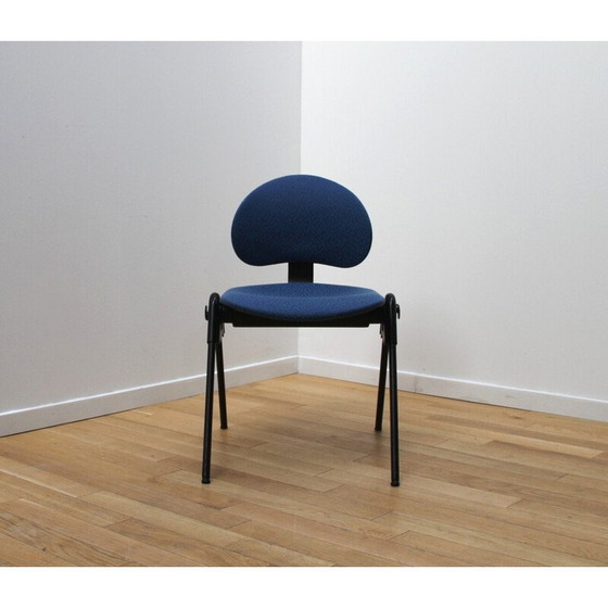 Image 1 of Ensemble de 4 chaises de collectivité vintage en métal teinté noir et tissu bleu