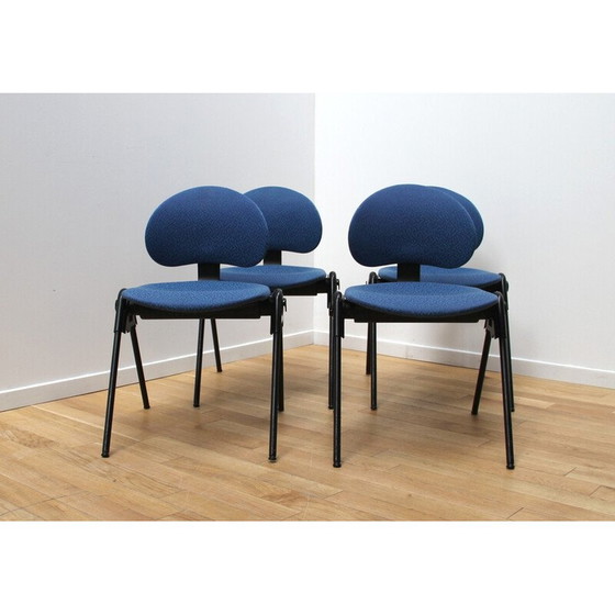 Image 1 of Ensemble de 4 chaises de collectivité vintage en métal teinté noir et tissu bleu