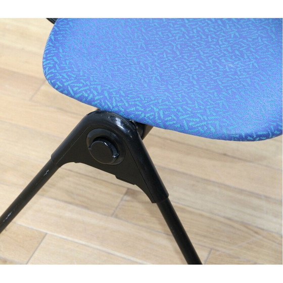 Image 1 of Ensemble de 4 chaises de collectivité vintage en métal teinté noir et tissu bleu