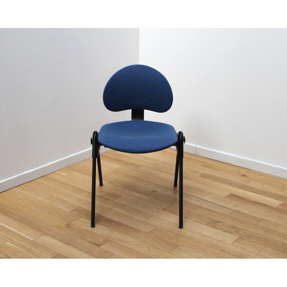 Image 1 of Ensemble de 4 chaises de collectivité vintage en métal teinté noir et tissu bleu