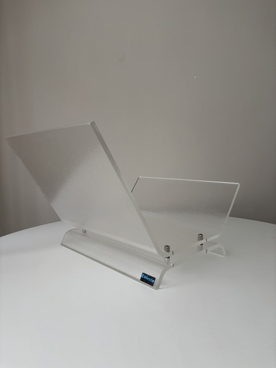 Image 1 of Porte-revues Vintage 80s Plexiglass strié Céleste