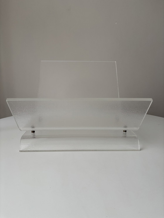 Image 1 of Porte-revues Vintage 80s Plexiglass strié Céleste