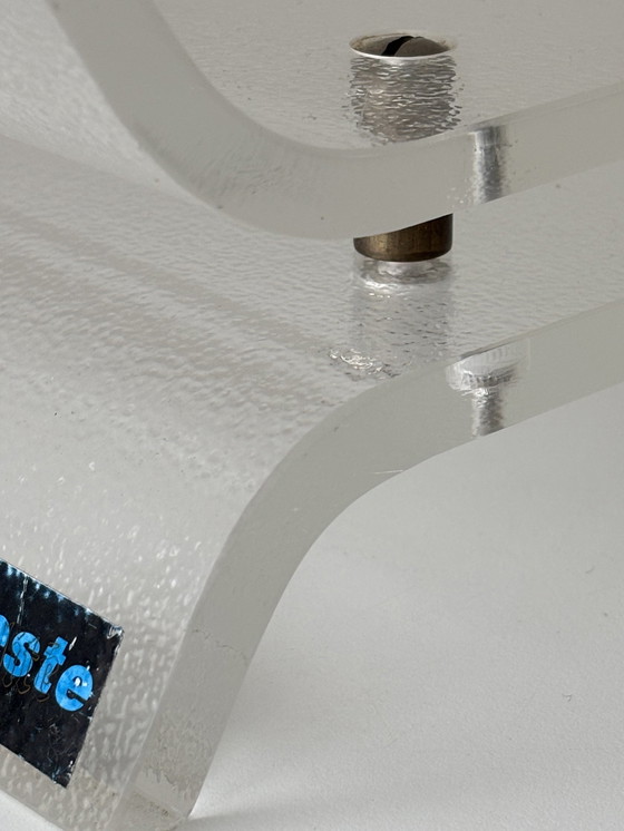 Image 1 of Porte-revues Vintage 80s Plexiglass strié Céleste