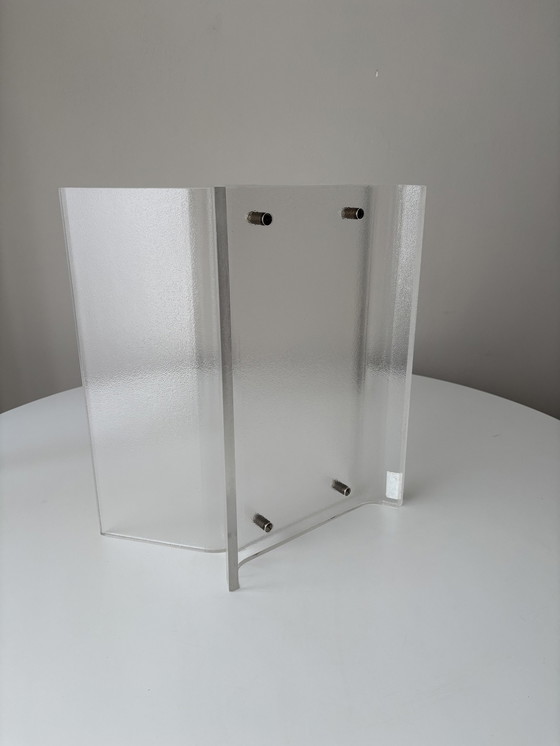 Image 1 of Porte-revues Vintage 80s Plexiglass strié Céleste