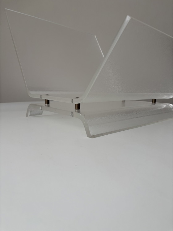 Image 1 of Porte-revues Vintage 80s Plexiglass strié Céleste