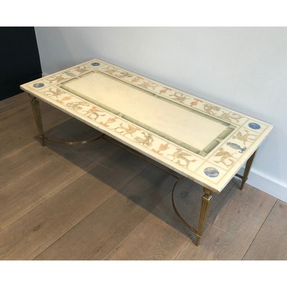 Image 1 of Table basse vintage en bronze et laiton avec plateau en marbre décoré de motifs de style grec