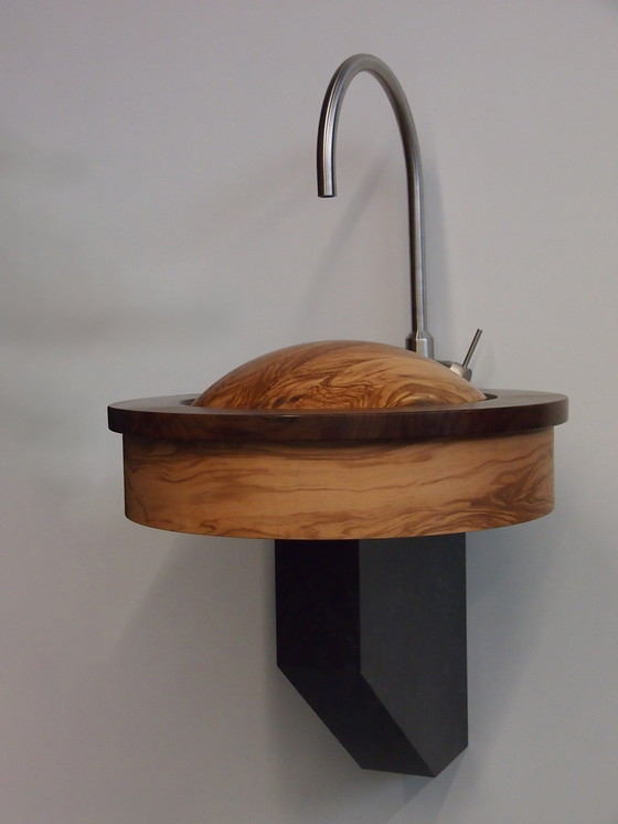 Image 1 of Lavabo en bois d'olivier et de noyer - pièce unique