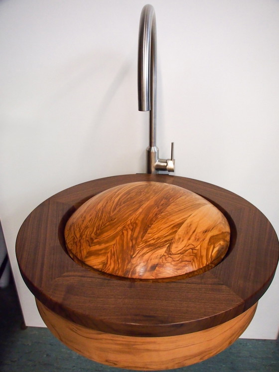 Image 1 of Lavabo en bois d'olivier et de noyer - pièce unique