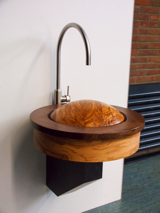 Image 1 of Lavabo en bois d'olivier et de noyer - pièce unique