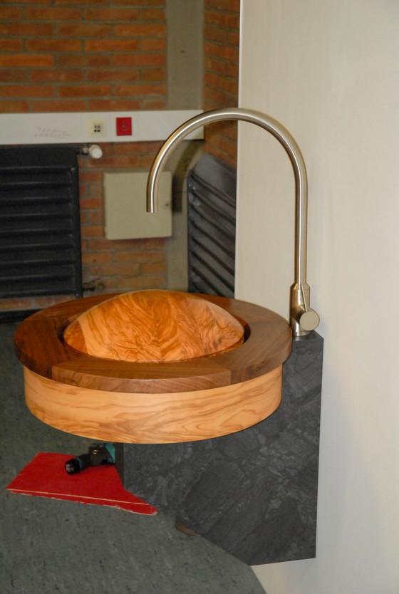 Image 1 of Lavabo en bois d'olivier et de noyer - pièce unique