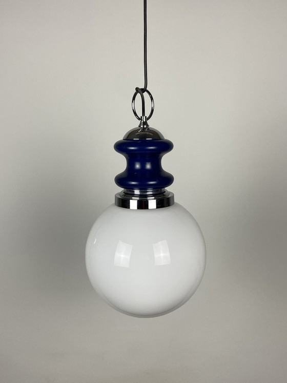 Image 1 of Globe en verre vintage avec pendentif en métal bleu des années 1970