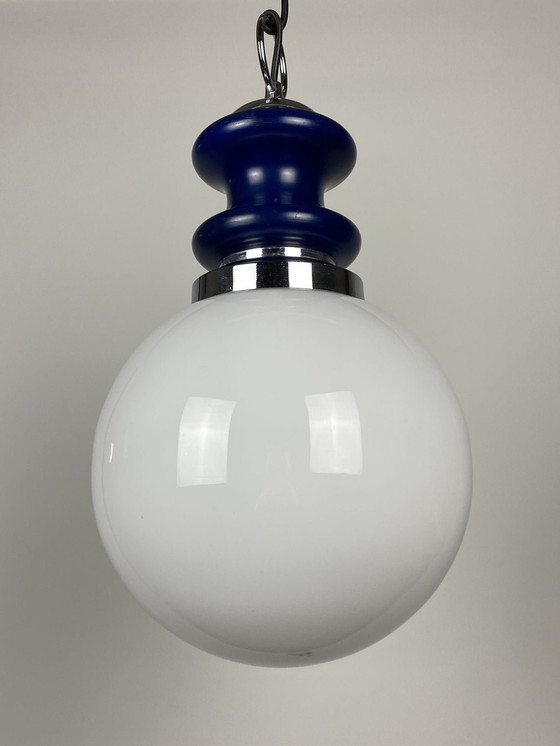 Image 1 of Globe en verre vintage avec pendentif en métal bleu des années 1970