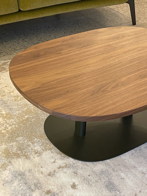 Image 1 of Leolux Table basse Toveri Noyer massif