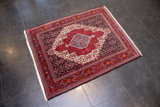 Image 1 of Tapis d'Orient en nuances de rouge