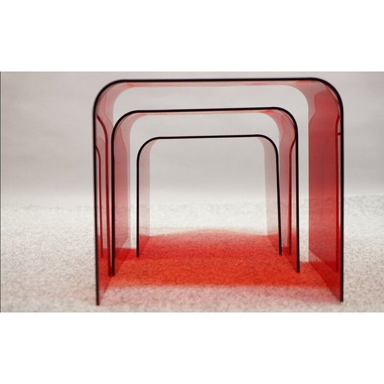 Image 1 of Ensemble de 3 tables d'appoint vintage de l'ère spatiale en verre acrylique rouge, 1970
