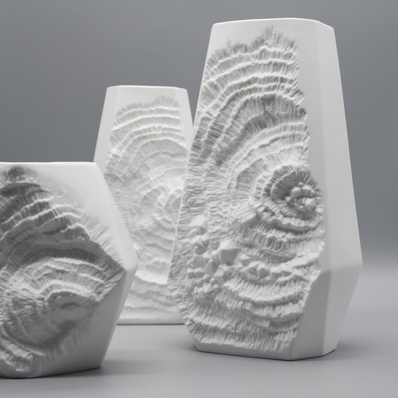 Image 1 of Manfred Frey Ak Kaiser Vase en porcelaine bisque Fossil Ammonit Relief Op Art Trio