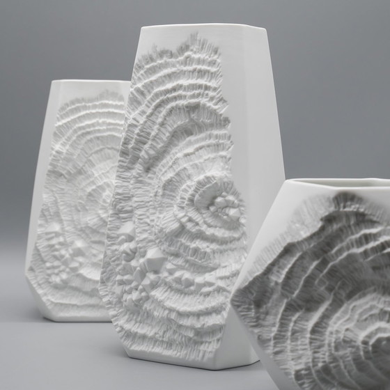 Image 1 of Manfred Frey Ak Kaiser Vase en porcelaine bisque Fossil Ammonit Relief Op Art Trio