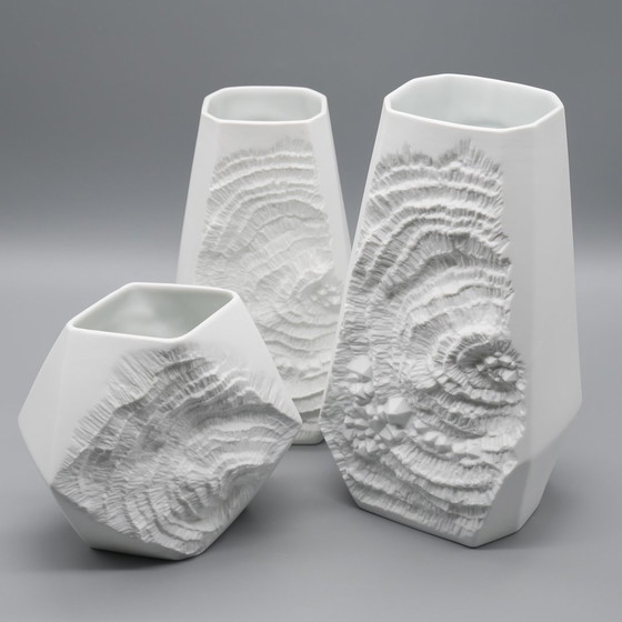 Image 1 of Manfred Frey Ak Kaiser Vase en porcelaine bisque Fossil Ammonit Relief Op Art Trio