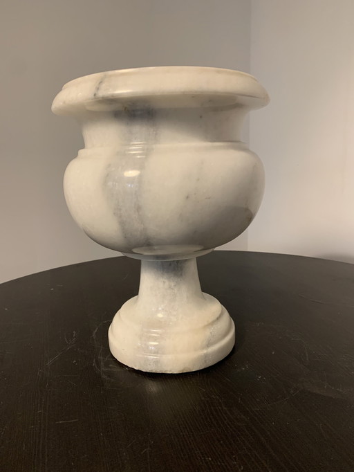 Vase en marbre blanc