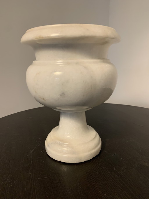 Vase en marbre blanc