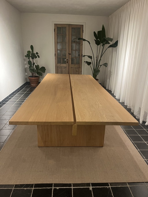 Table de salle à manger en chêne massif, design moderne et épuré