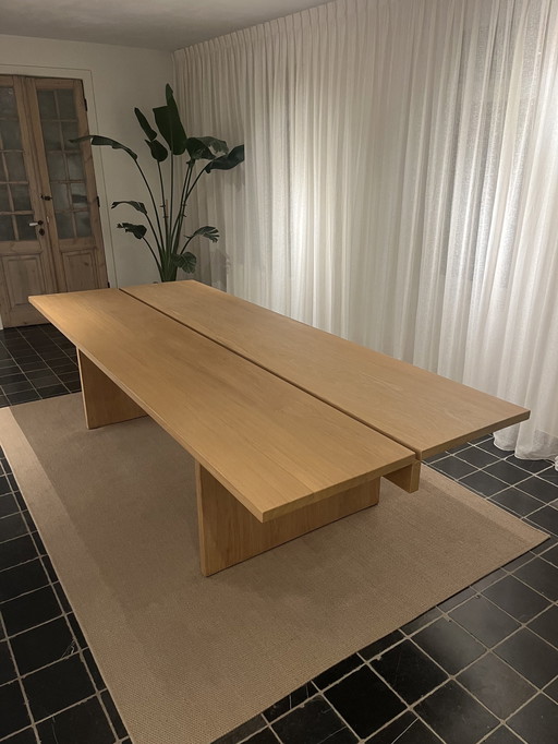 Table de salle à manger en chêne massif, design moderne et épuré