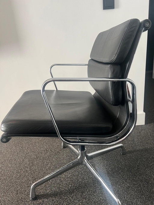 Vitra Eames Ea208 Soft Pad Meeting Chair