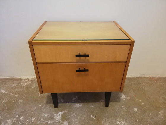 Image 1 of Mid Century Vintage Table de nuit en bois avec étagère en verre