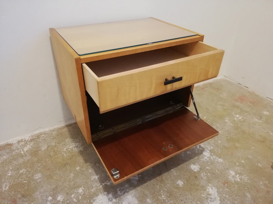 Image 1 of Mid Century Vintage Table de nuit en bois avec étagère en verre