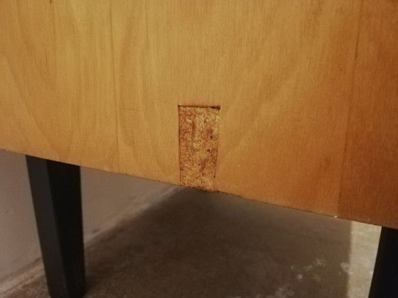 Image 1 of Mid Century Vintage Table de nuit en bois avec étagère en verre