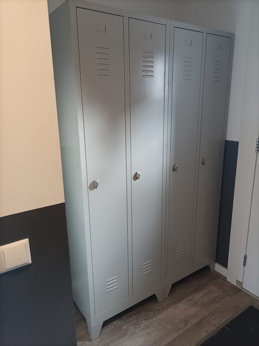 Armoire vestiaire industrielle (2 portes) sur pieds