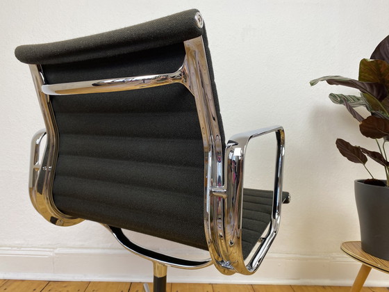 Image 1 of Vitra Aluminium Chair Ea 107 De Charles & Ray Eames, Hopsak Noir