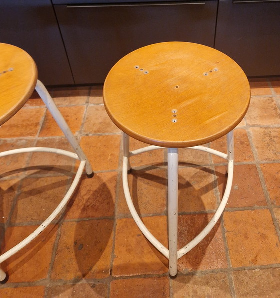 Image 1 of 2 tabourets industriels vintage, tabouret de studio, tabouret d'école empilable