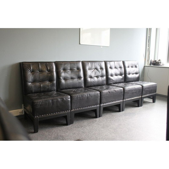 Image 1 of Chaise de salle à manger en cuir noir décorée de clous
