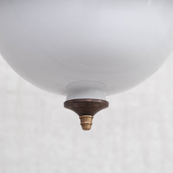 Image 1 of Paire de lampes suspendues vintage en laiton et opaline, Hollande années 1950